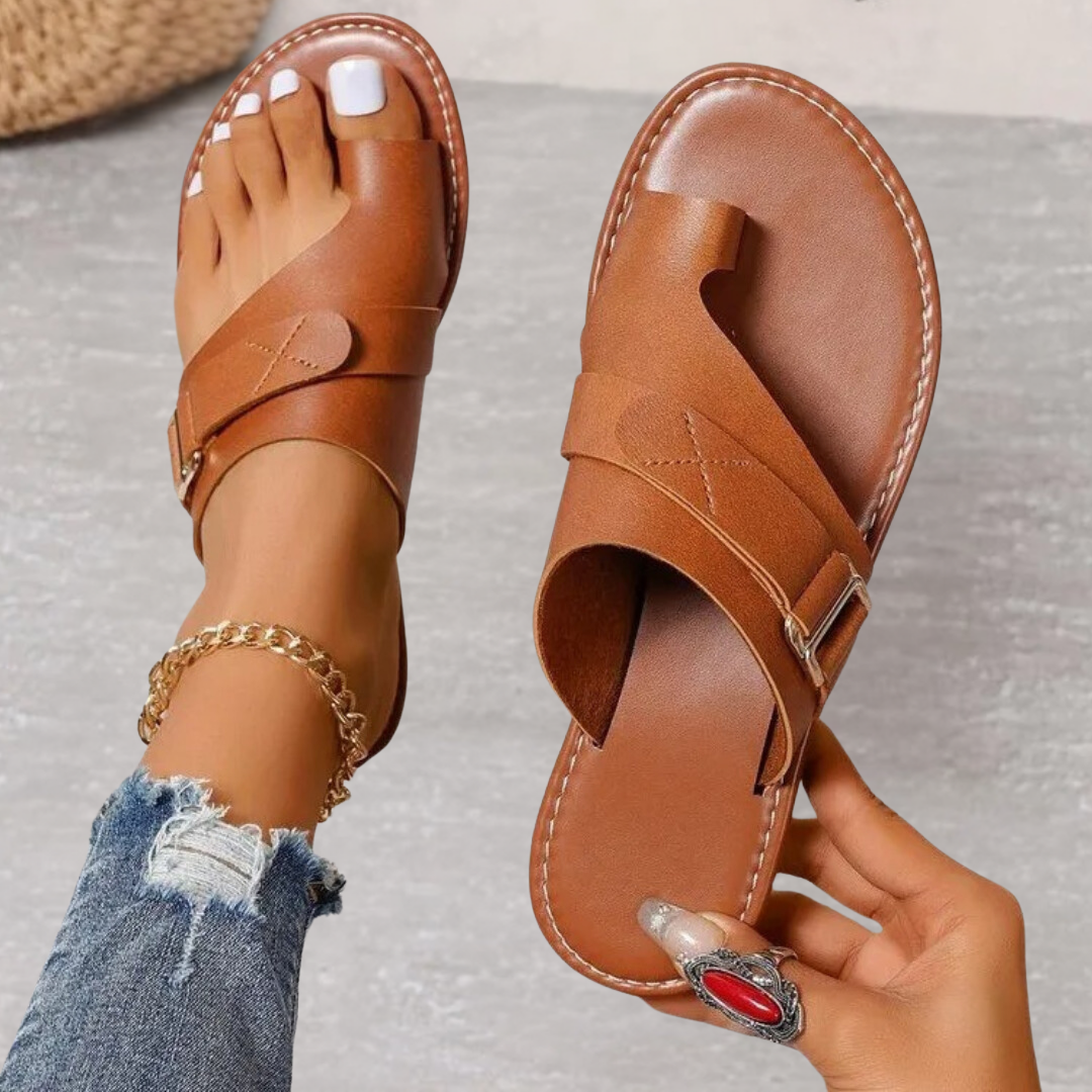 Dames Sandalen met Teenring en Gesp Platte Zool Bruin