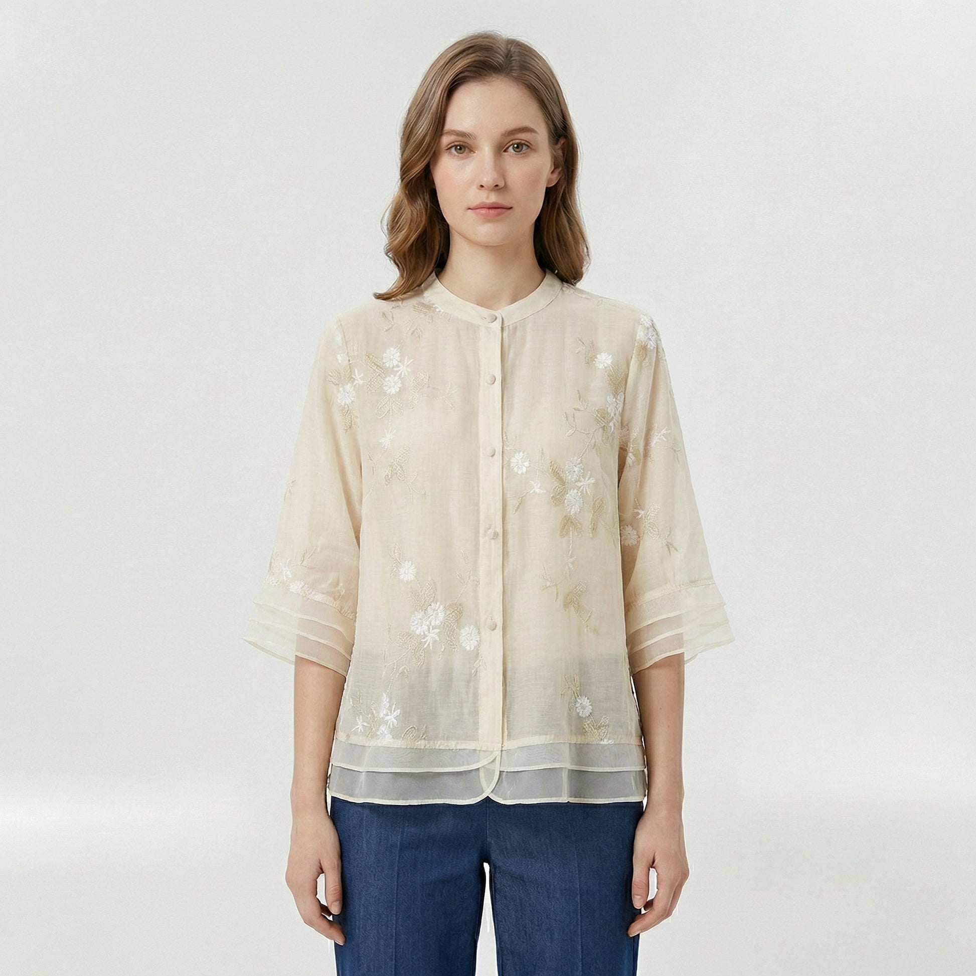 Dames Blouse met Driekwart Mouw, Bloemenborduursel en Staande Kraag Beige
