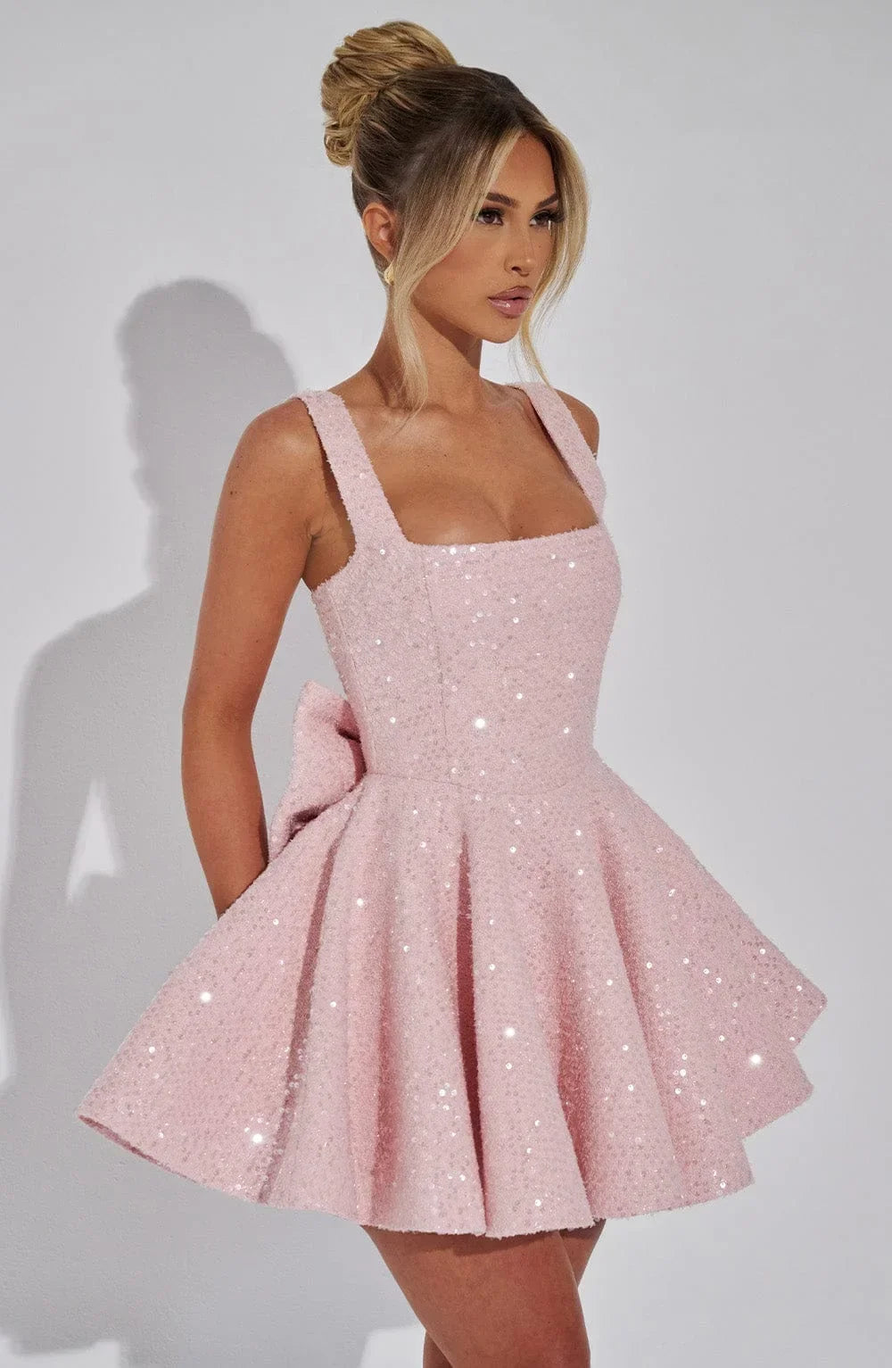 Dames Glitter Mini Jurk met Verstelbare Bandjes en Grote Strik op de Rug
