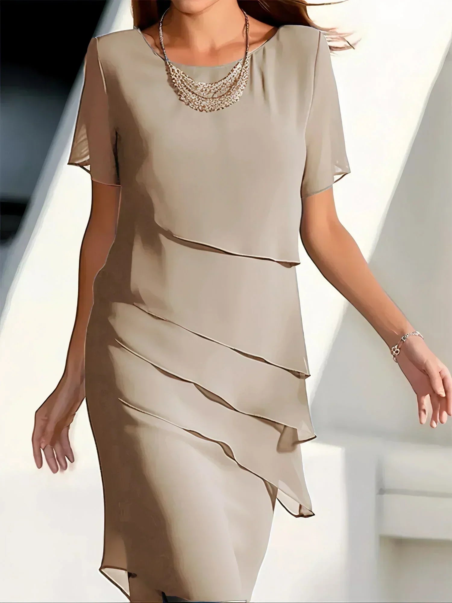 Dames Midi Jurk met Ronde Hals, Korte Mouw en Gelaagde Details Khaki