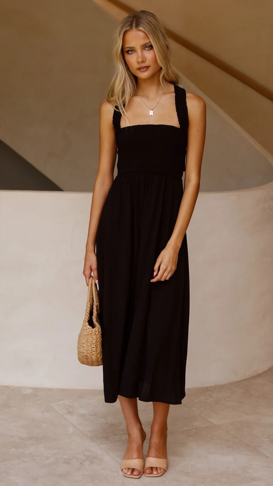Dames Mouwloze Maxi Jurk met Vierkante Hals, Smock Detail en Open Rug Zwart