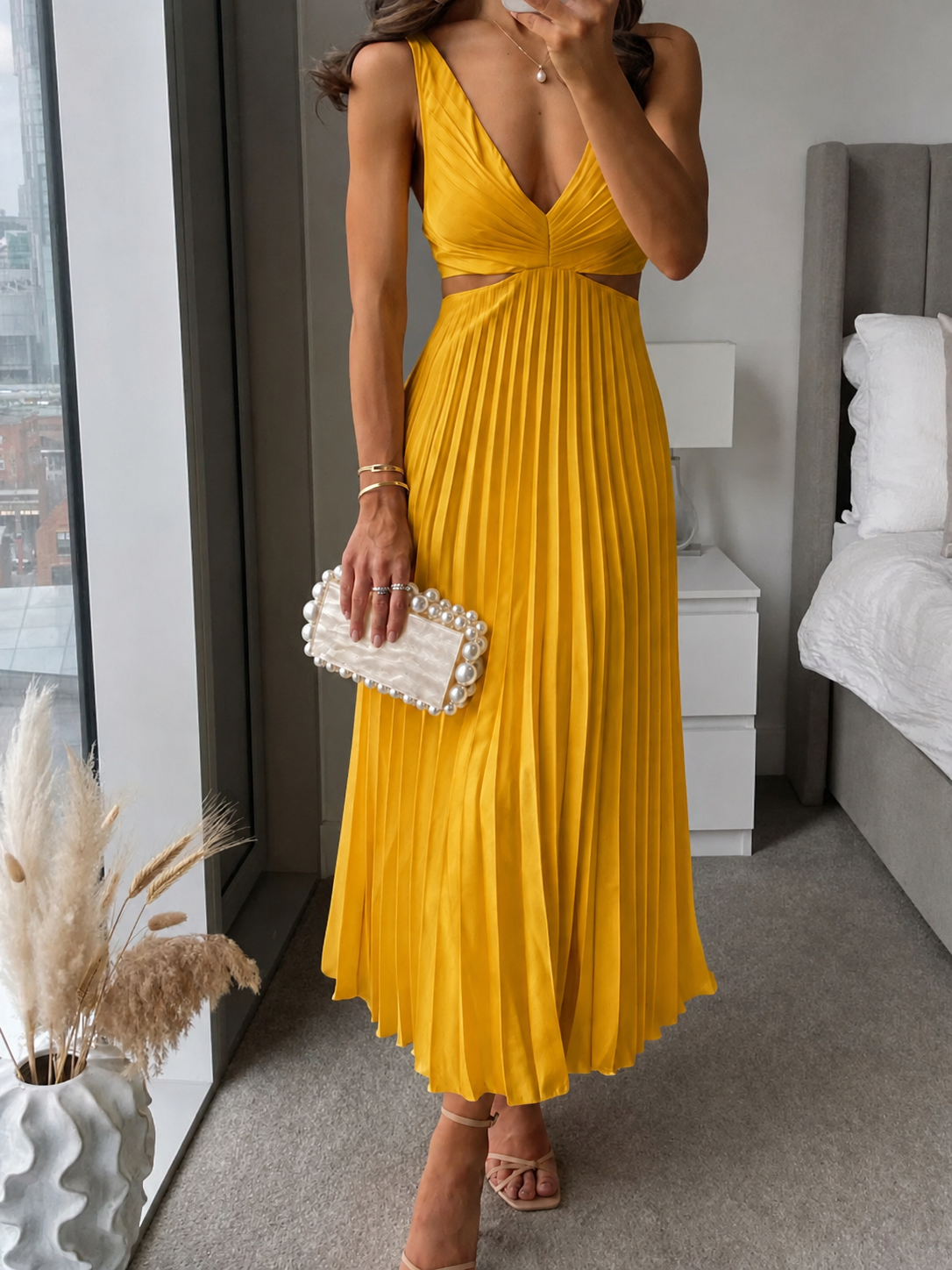 Dames Mouwloze Midi Jurk met V-hals en Geplooide Rok en Cut-out Taille Geel