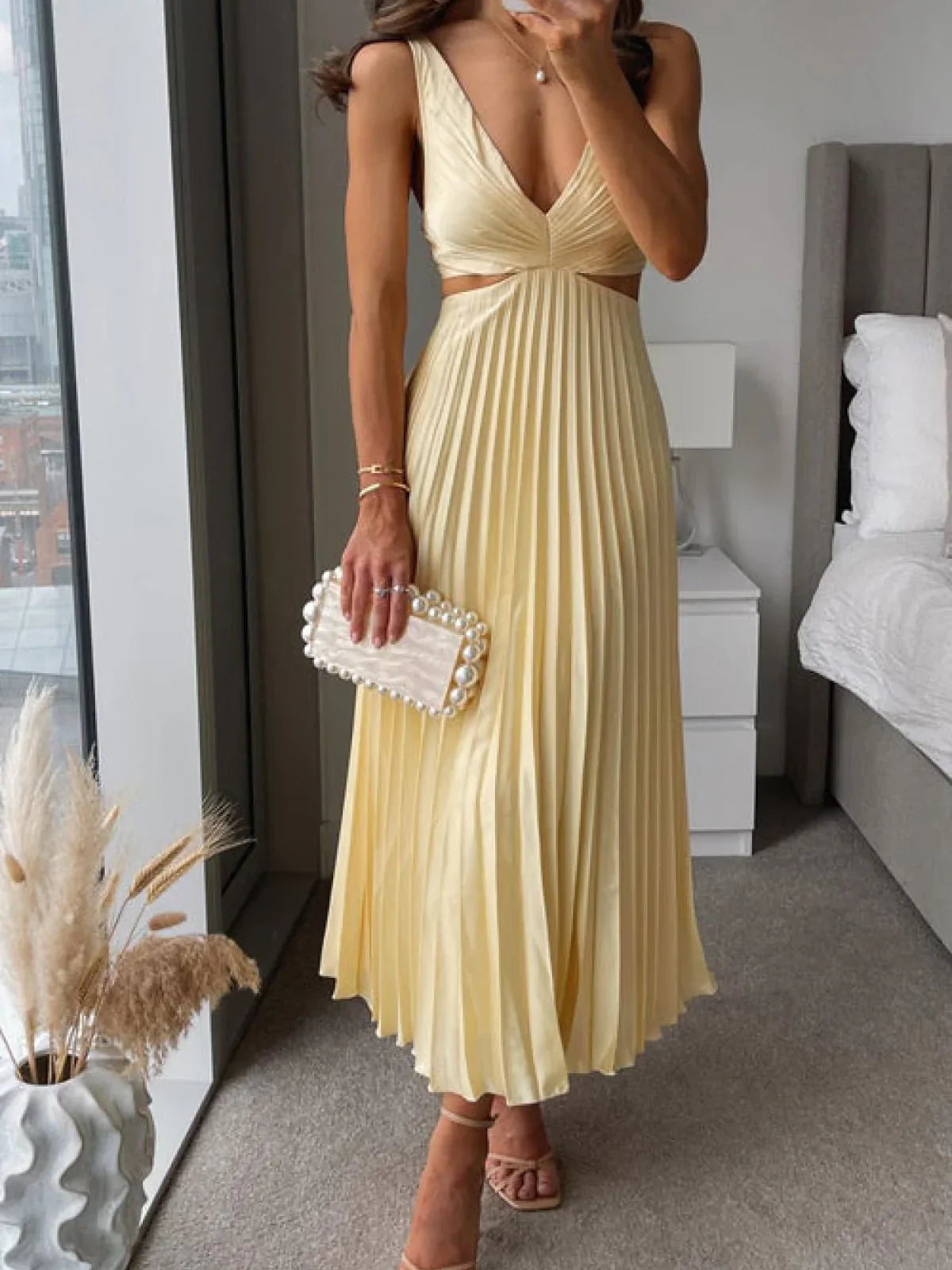 Dames Mouwloze Midi Jurk met V-hals en Geplooide Rok en Cut-out Taille
