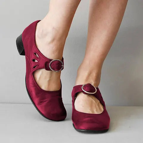 Dames Pumps met Siersluiting en Uitsnijdingen Wijnrood