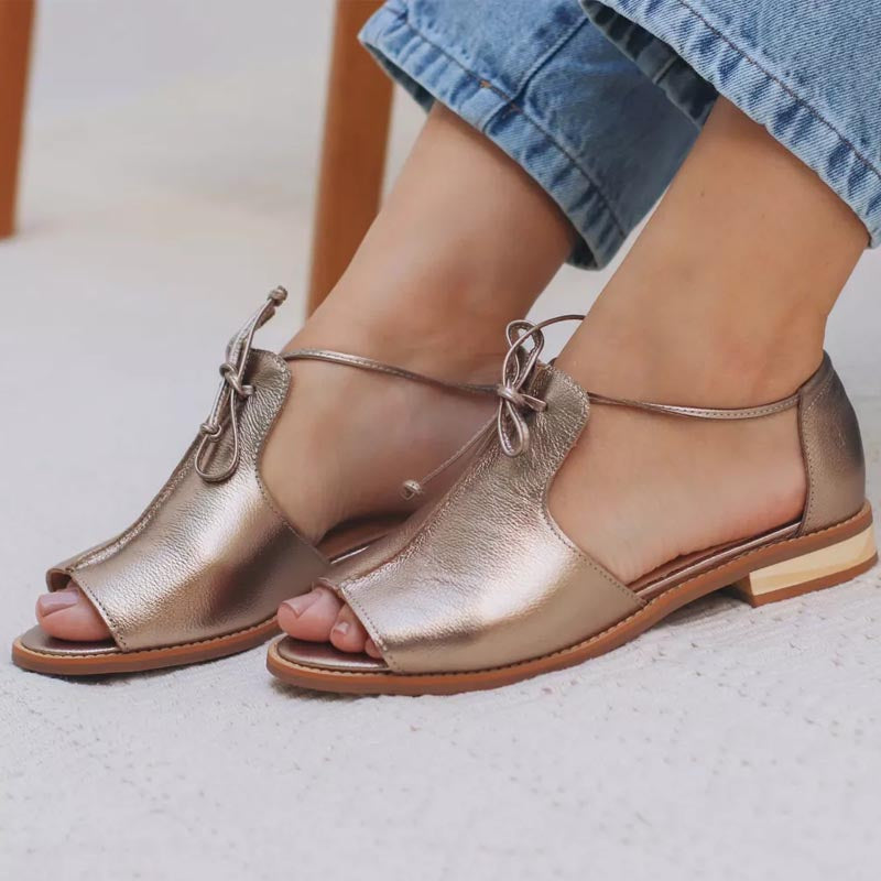 Dames Sandalen met Open Neus, Strikbandje en Platte Zool Goud