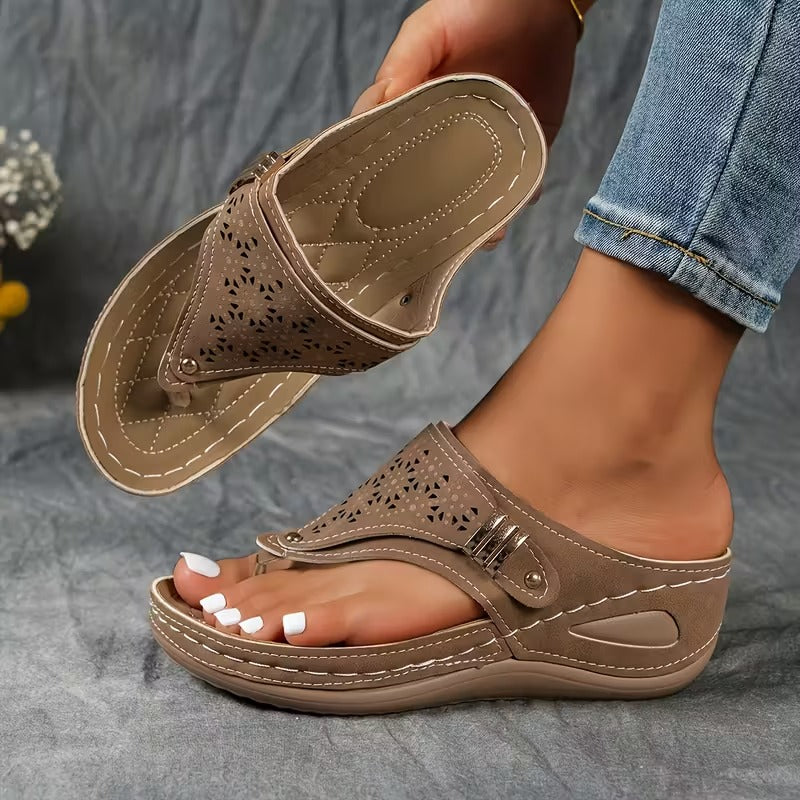 Dames Sandalen met Sleehak en Uitgeknipte Details Bruin