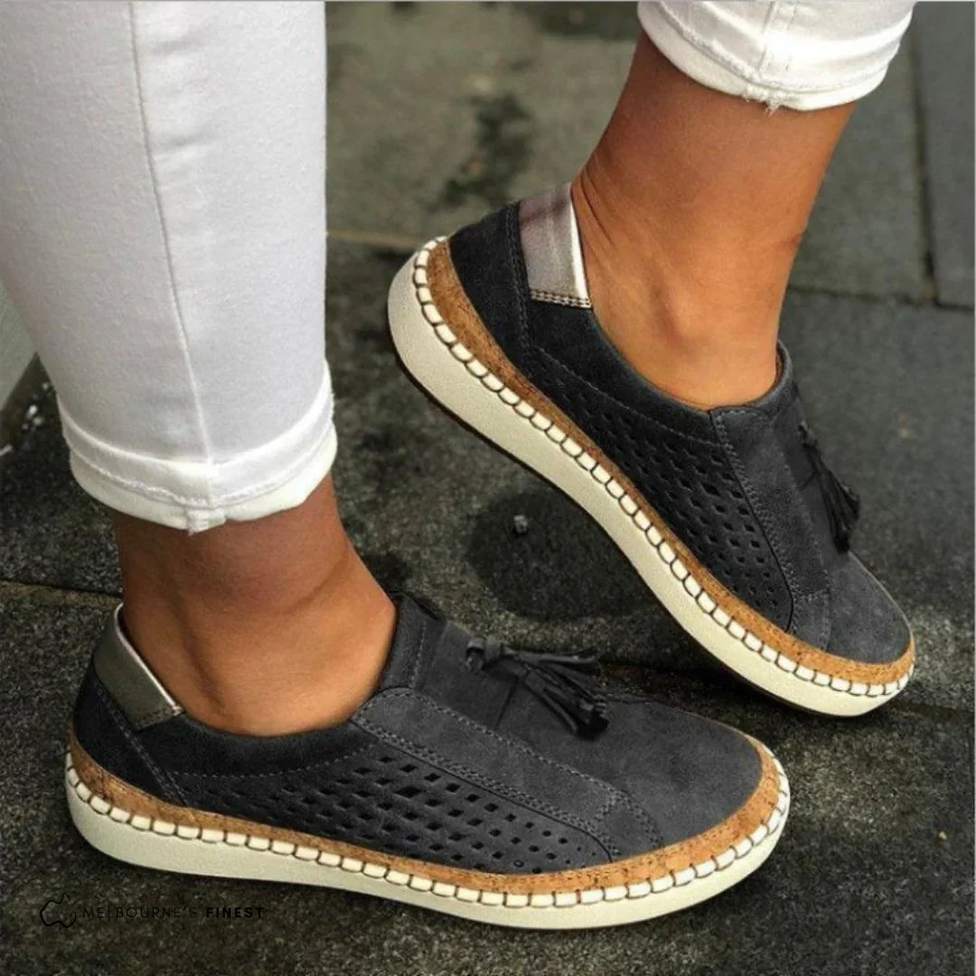 Dames Slip-On Sneakers met Perforaties en Kwastjes Zwart