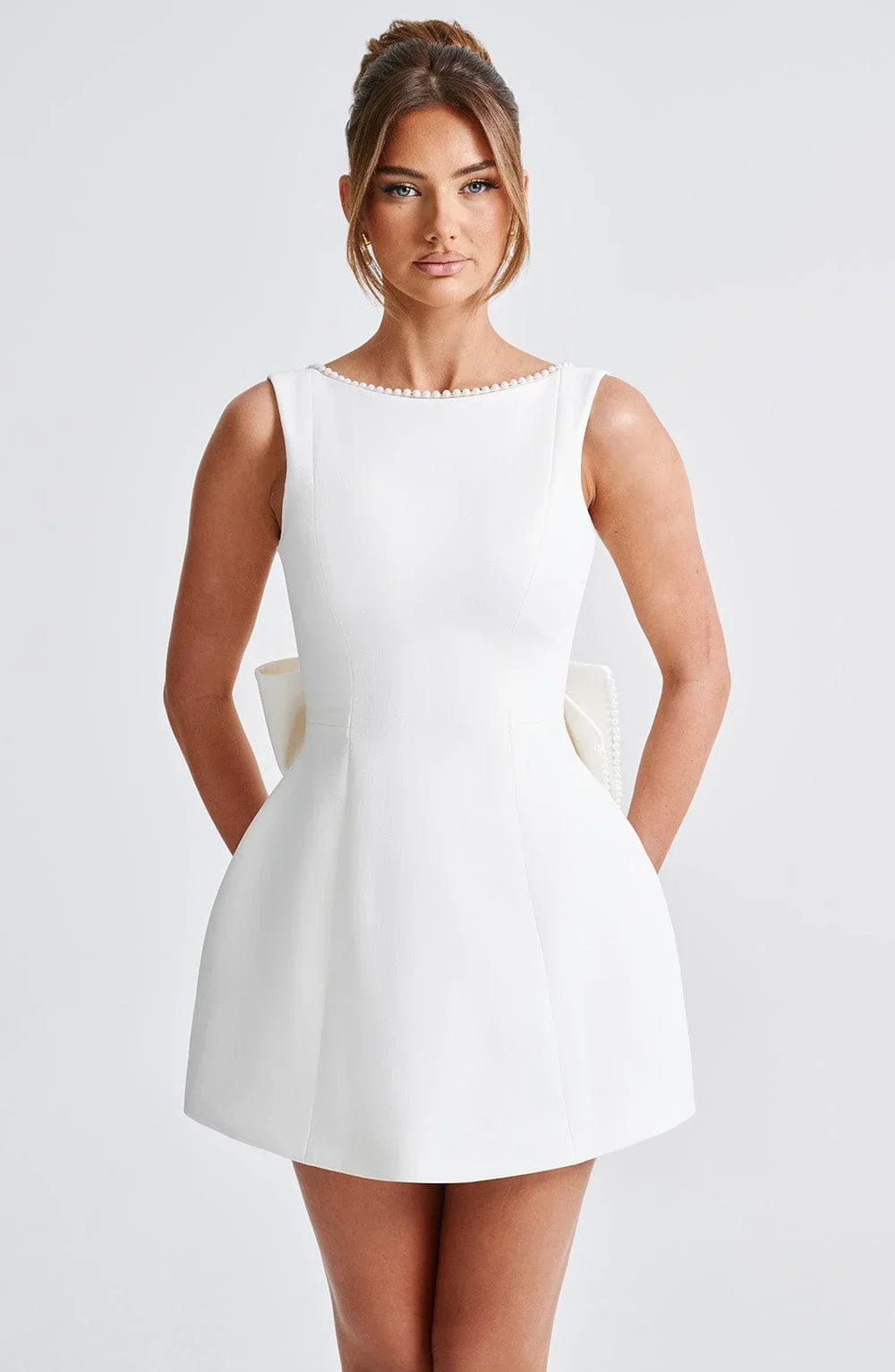 Mini Jurk met Open Rug, Parel Details en Grote Strik