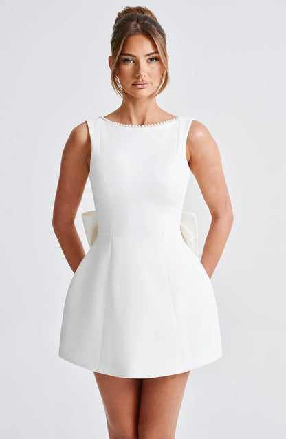 Mini Jurk met Open Rug, Parel Details en Grote Strik